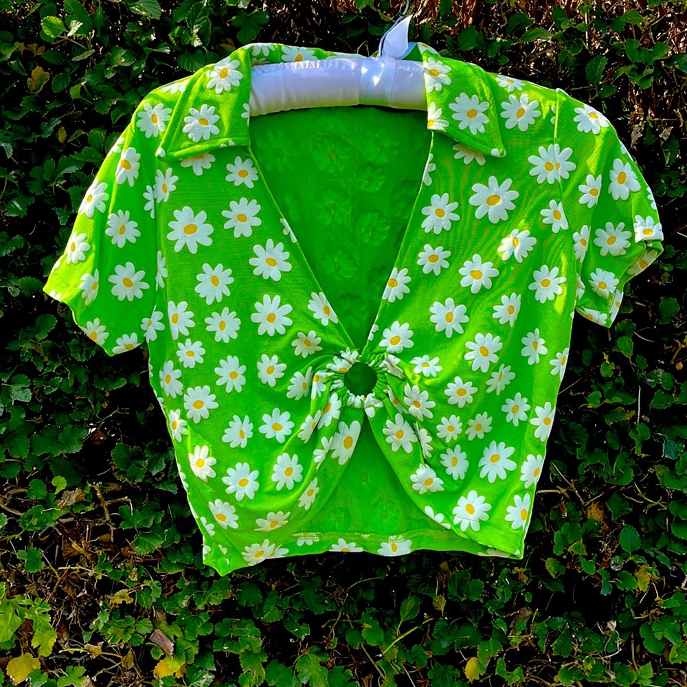 *SOLD ON DEPOP* Delia*s Green Flower Shirt - Used to Know Ya Daisy Print O Ring